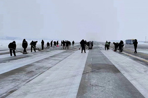 信陽明港機場抗擊冰雪，護航旅客回家路